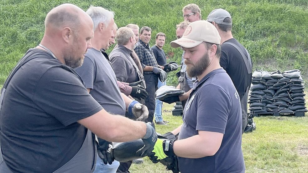 Das Technische Hilfswerk (THW) in Leer richtete in diesem Jahr wieder den Ausbildungslehrgang Hochwasserschutz und Deichverteidigung (HuD) aus. Foto: THW/Archiv