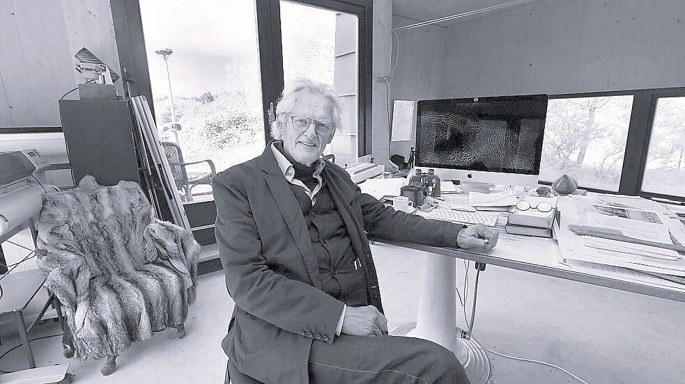 Jan Timmer liebte es, von seinem Büro mit Blick auf den Hessepark immer wieder Planungen für neue Projekte auszuarbeiten. Foto: Klaus Ortgies/Archiv