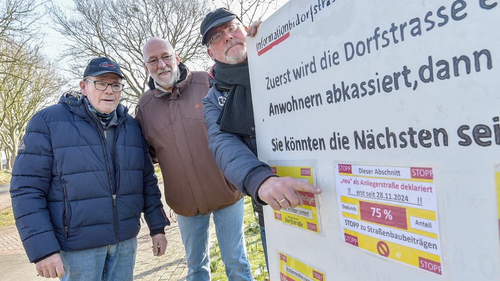 Die BI Dorfstraße sammelt weiter Unterschriften. Unter anderem die Anwohner Robert Preyk (von links), Detlef Preyk und Uwe Türbsch setzen sich für eine Abschaffung der Straßenausbaubeiträge. Foto: Klaus Ortgies/Archiv