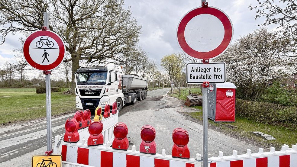 Während der Bauphase war die Dorfstraße wochenlang gesperrt. Jetzt sind die Arbeiten fast fertig. Foto: Klaus Ortgies/Archiv