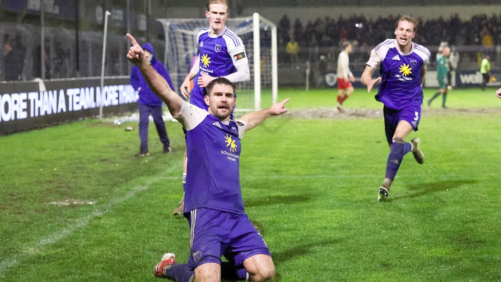 Tido Steffens erzielte in der 95. Minute per Elfmeter das 2:2. Foto: Doden/Emden