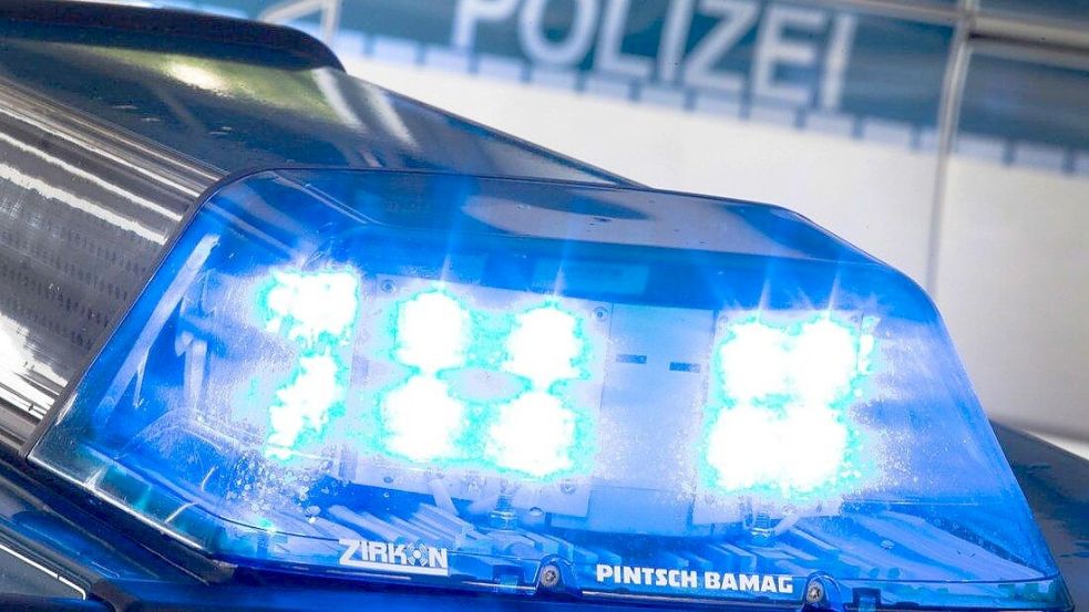 Fünf Menschen werden in Melle-Wellingholzhausen in der Nacht zum 16.11. bei einem Auffahrunfall verletzt. An den Autos entsteht hoher Sachschaden. Foto: dpa / Friso Gentsch