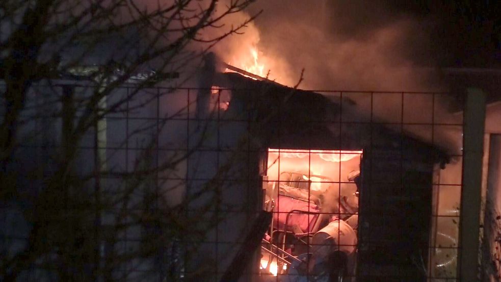 Dieses Foto entstand beim Brand eines Gartenhauses in der Osnabrücker Kleingartenanlage „Deutsche Scholle“ am späten Samstagabend. Foto: NWM-TV