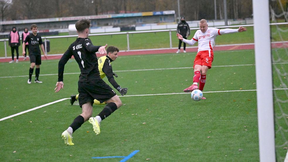 Gleich klingelt es: Jannek Freudenberg scheitert zunächst an Larrelts Keeper Luca Uztelmann, den Nachschuss schießt er dann über die Linie. Fotos: Steenhoff