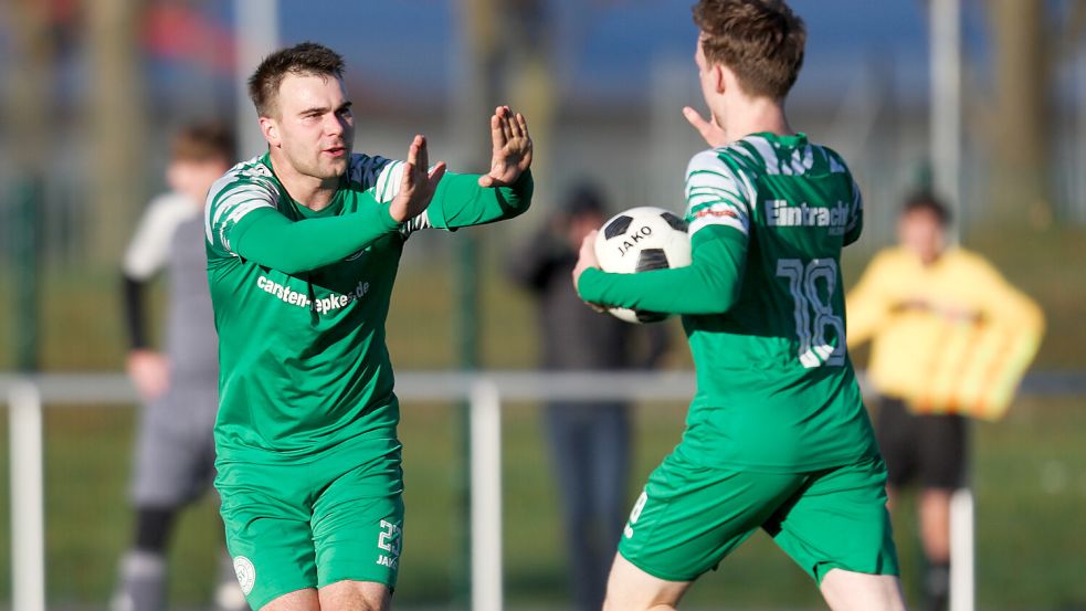 Am Ende durften erneut der Tabellenführer Eintracht Ihlow jubeln. Fotos: Doden/Emden