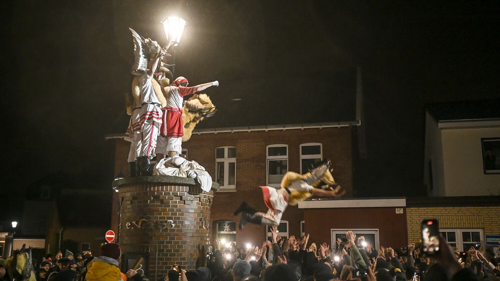 Der Höhepunkt des Festes findet am „D“ steht. Dort springen die Klaasohms und das Wiefke von der Säule in die Menge. Foto: Lars Penning/dpa