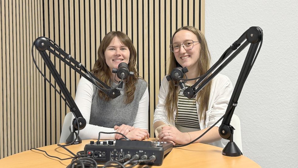 Pia Pentzlin (links) und Leona Spindler (rechts) sind die Hosts der sechsten Staffel des Podcasts "Watt´n los?". Foto: Björn Klüver