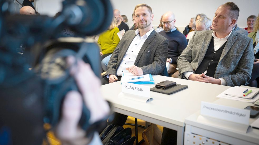 Stephan Bothe (links) und Peer Lilienthal von der AfD Niedersachsen im Gerichtssaal vom Verwaltungsgericht Oldenburg. Das Verwaltungsgericht Oldenburg verhandelte am Montag über eine Klage des AfD-Landesverbands Niedersachsen gegen die Polizeidirektion Oldenburg. DPA-Foto: Sina Schuldt