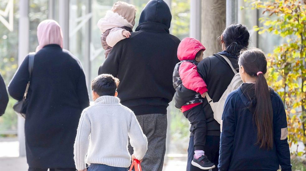 Geflüchtete verlassen die Landesaufnahmebehörde Niedersachsen am Standort Braunschweig. Aus diesen zentralen Stationen werden die Menschen auf die Landkreise verteilt. Foto: Julian Stratenschulte/dpa
