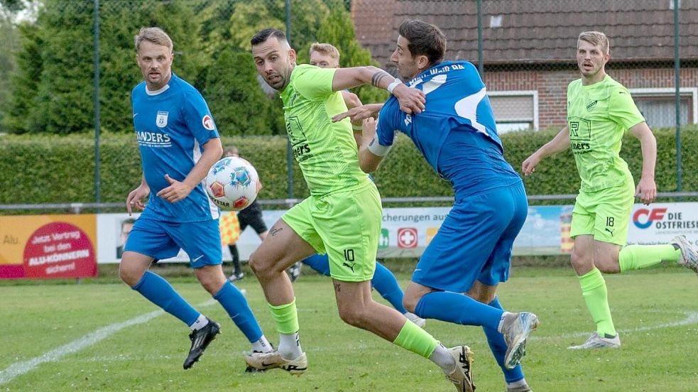 Eigentlich sollten sich BW Papenburg (blaue Trikots) und GW Firrel am Freitag zum Rückspiel treffen. Doch nach dem vielen Regen war der Rasenplatz in Papenburg nicht bespielbar. Foto: Heiner Lohmann