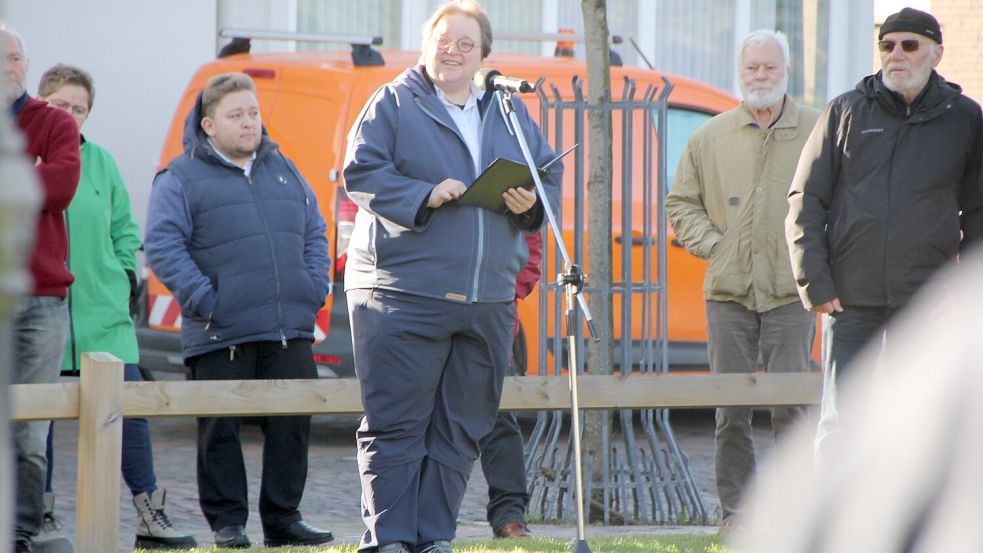 Pastorin Antje Wachtmann feierte ihre Premiere beim Volkstrauertag auf Borkum. Foto: Florian Ferber