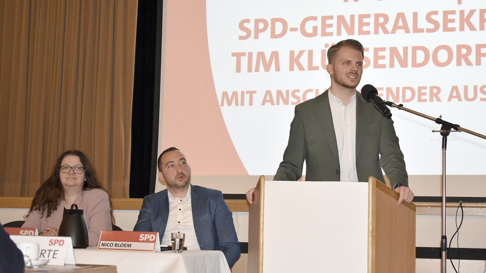 SPD-Generalsekretär Tim Klüssendorf sprach auf dem Kreisparteitag in Bunde. Foto: Vivien Buntjer
