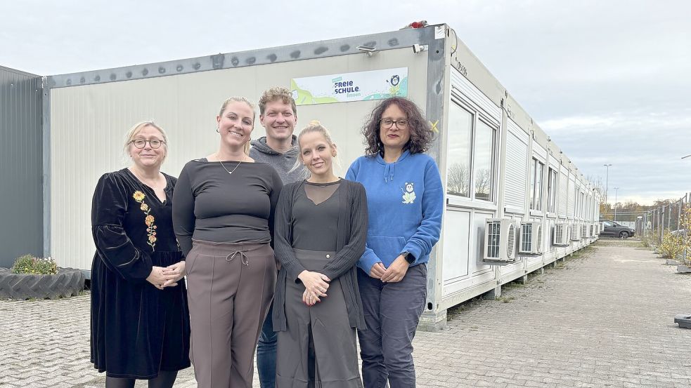 Die Freie Schule Emden befindet sich noch in Container-Modulen auf dem ehemaligen Kasernen-Gelände in Emden-Barenburg. Fürs Foto stellte sich ein Teil des Schulteams auf. Foto: Mona Hanssen