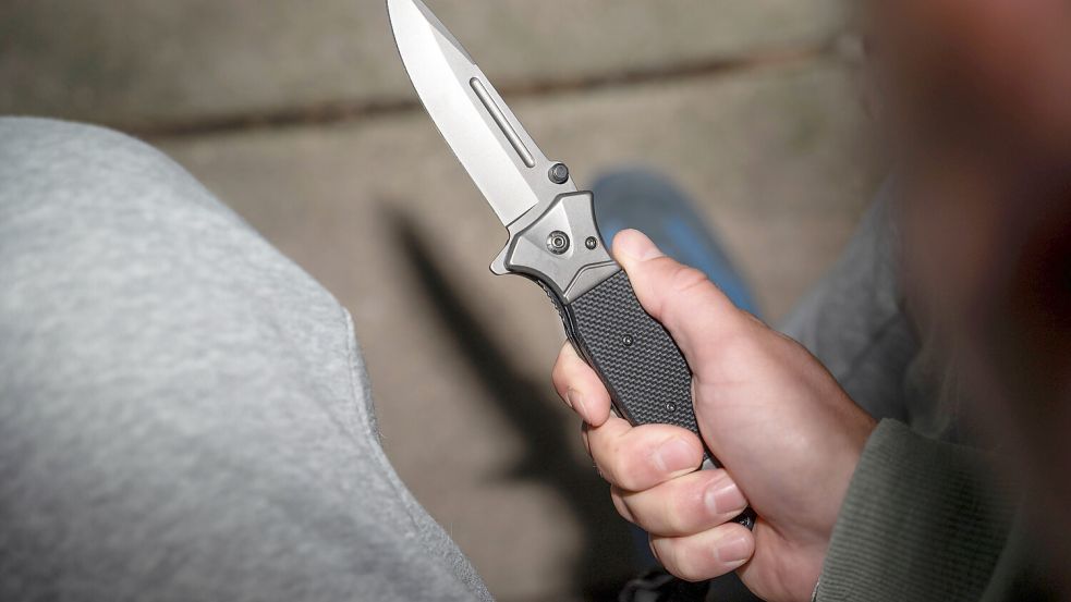 Mit dem Messer zwangen zwei Täter einen Mann in Osnabrück, sein Geld herauszurücken. Foto: www.imago-images.de