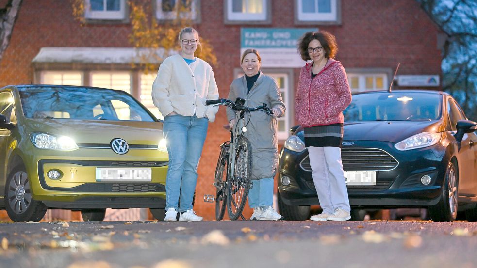 Wir haben uns für ein Verkehrsexperiment beim Parkplatz der Jugendherberge in Emden getroffen. Hier ist der Start. Marion Luppen (von rechts) fährt mit dem Auto über die Autobahn zum Dollart-Center, Stephanie Schuurman mit dem Rad und Mona Hanssen mit dem Auto durch die Innenstadt. Wer ist schneller? Foto: Klaus Ortgies