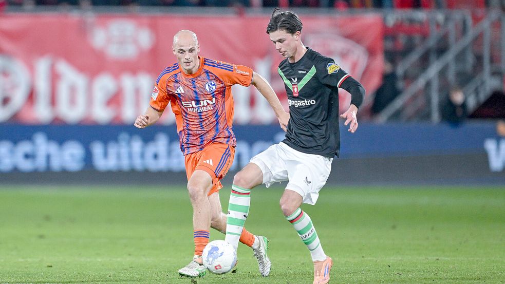In Enschede gab Dietrich (links) sein Debüt im Schalker Zweitligateam. Foto: Imago
