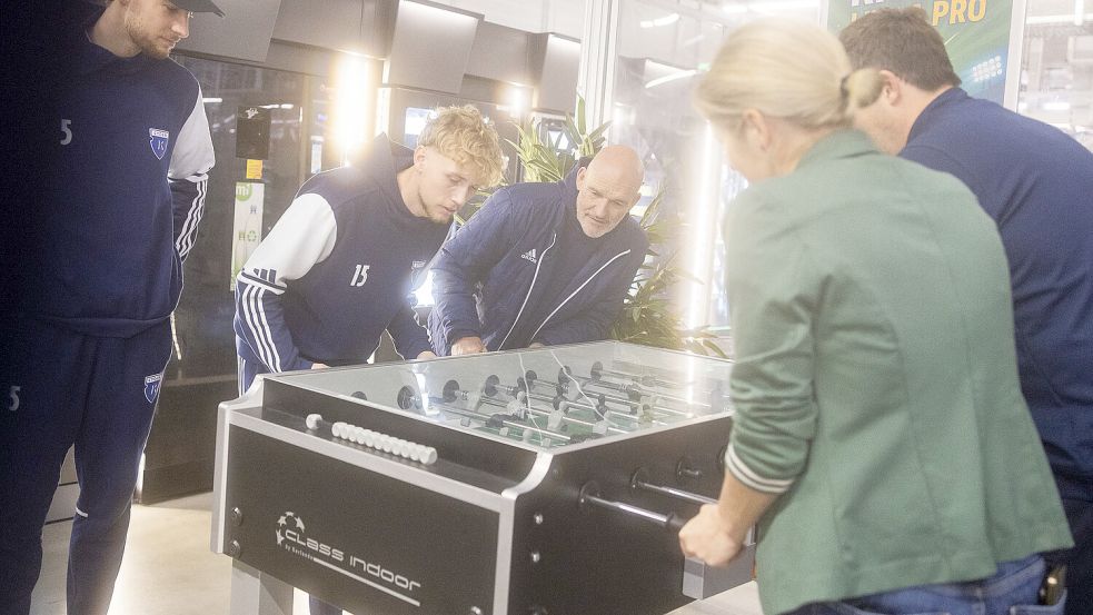 Beim offiziellen Termin zur Vertragsverlängerung wurde im Emder VW-Werk gekickert – auch Trainer Stefan Emmerling probierte sich am Tischkicker. Foto: Tobias Bruns/BSV Kickers Emden