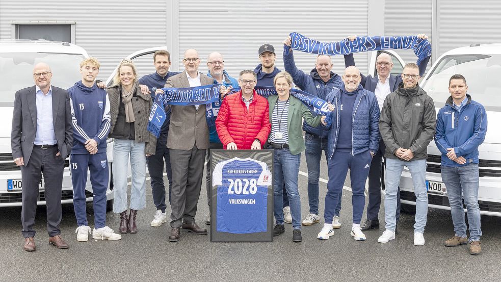 Im Rahmen der Vertragsverlängerung besuchten Vertreter des Vorstands, das Trainerteam sowie zwei Spieler der ersten Mannschaft das Volkswagen Werk in Emden. Foto: Tobias Bruns/BSV Kickers Emden