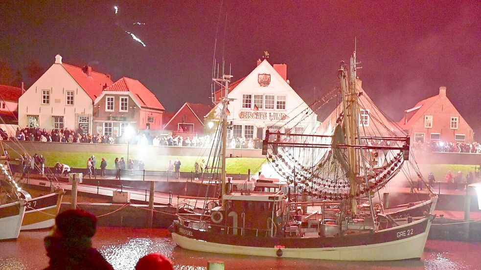 Der Greetsieler Hafen ist jedes Jahr ein beliebtes Ziel an Silvester. Foto: Archiv/Heinz Wagenaar