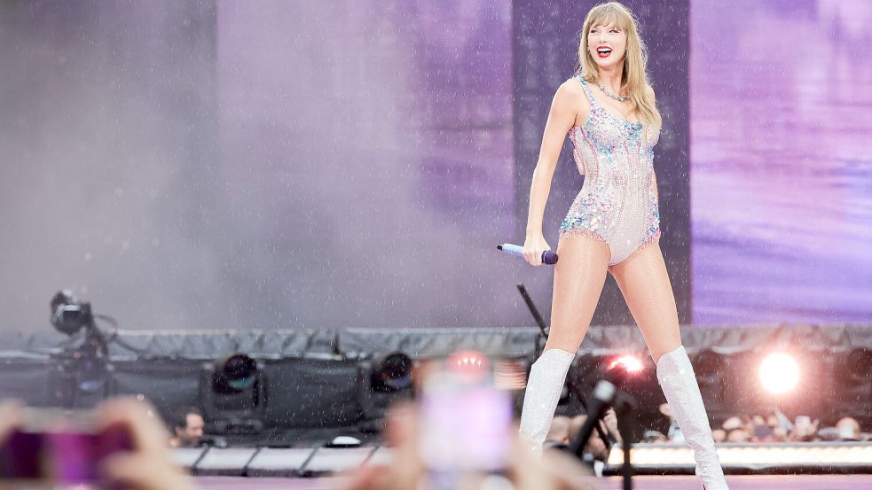 Im Regen tanzte die Sängerin Taylor Swift in Hamburg. Auch zahlreiche Ostfriesen waren dabei. Foto: Christian Charisius/dpa