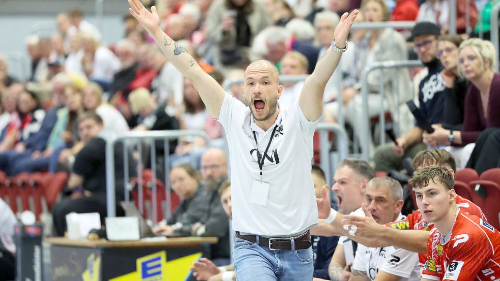 Aurichs Trainer Sven Suton hofft, mit der Unterstützung des Publikums in eigener Halle wieder einen Sieg zu holen. Foto: Jens Doden, Emden