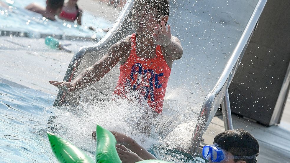 Schwimmspaß unter freiem Himmel: In Leer kam das Thema Freibad wieder auf. Foto: Klaus Ortgies/Archiv