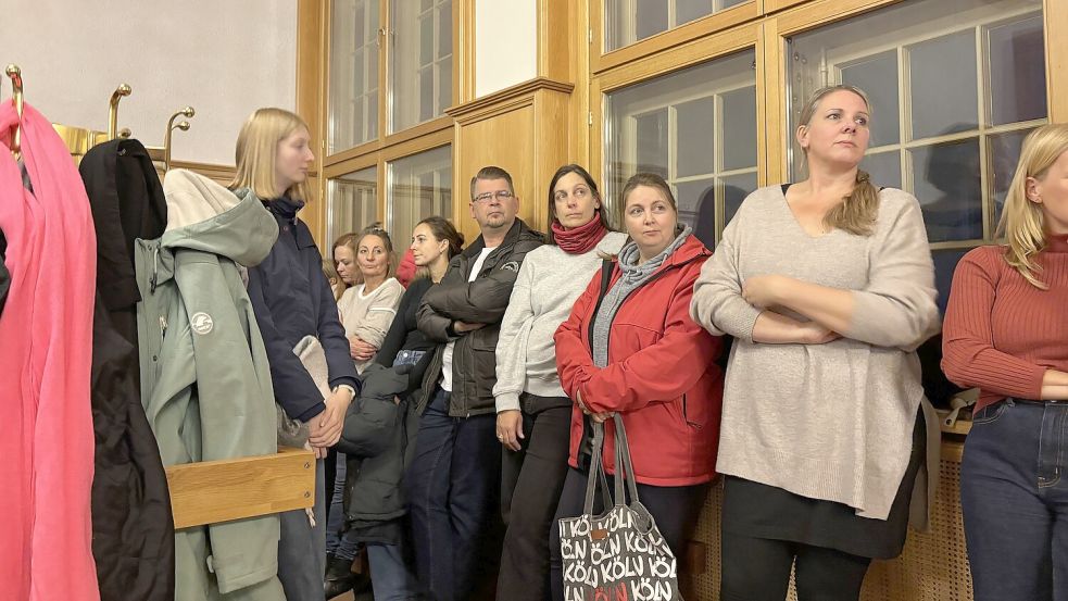 Einige Besucher des Schulausschusses standen am Rand, weil kein Sitzplatz mehr frei war.