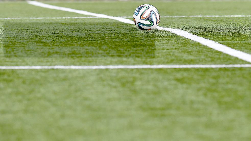 Der Ball rollt an einigen Orten in Ostfriesland über Kunstrasen. In Leer noch nicht. Foto: Klaus Ortgies