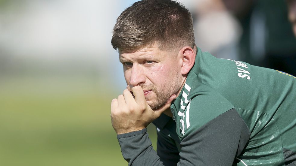SVW-Trainer Max Beccard blickt sorgenvoll auf den Terminkalender. Foto: Jens Doden/ Emden