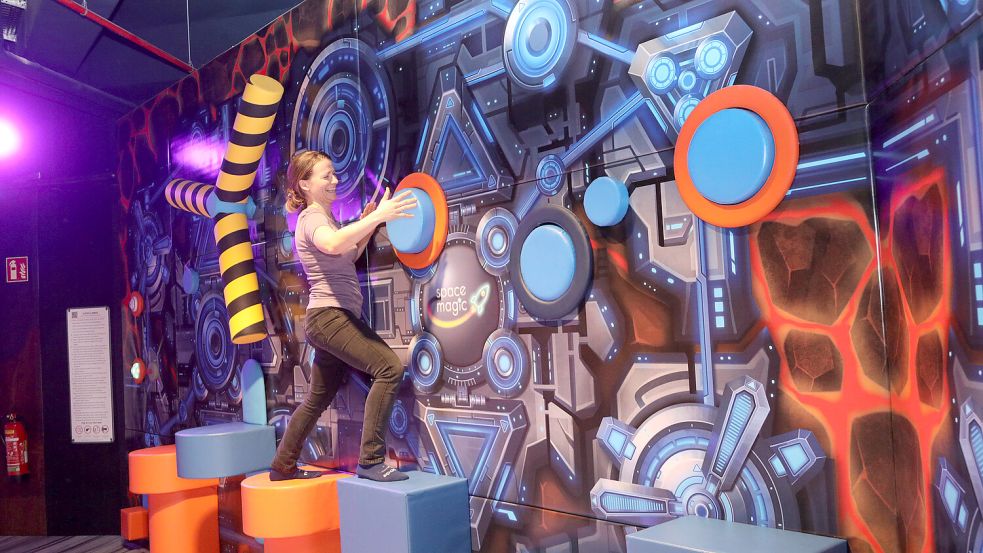 Bei der Eröffnung des Space Magic Anfang März dieses Jahres: Sandra Pfeiffer-Fecht vom Stadtmarketing Aurich testet die Kletterwand. Foto: Romuald Banik/Archiv