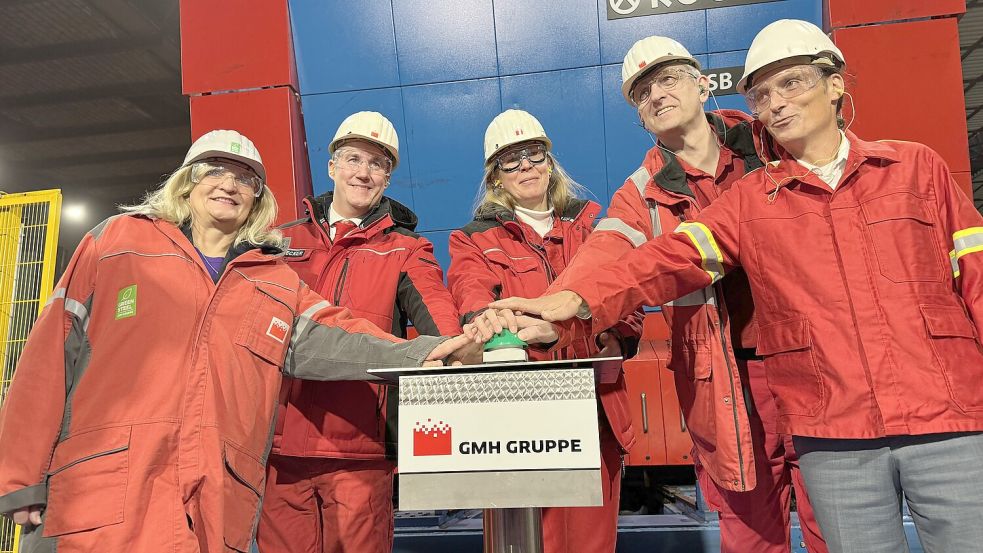 Drückten symbolisch den grünen Startknopf: (v. l.) Bürgermeisterin Dagmar Bahlo, CEO Alexander Becker, die geschäftsführende Gesellschafterin Anne-Marie Großmann, Werksdirektor Marc-Oliver Arnold und Geschäftsführungsmitglied Mathias Hölscher. Foto: Marcus Alwes