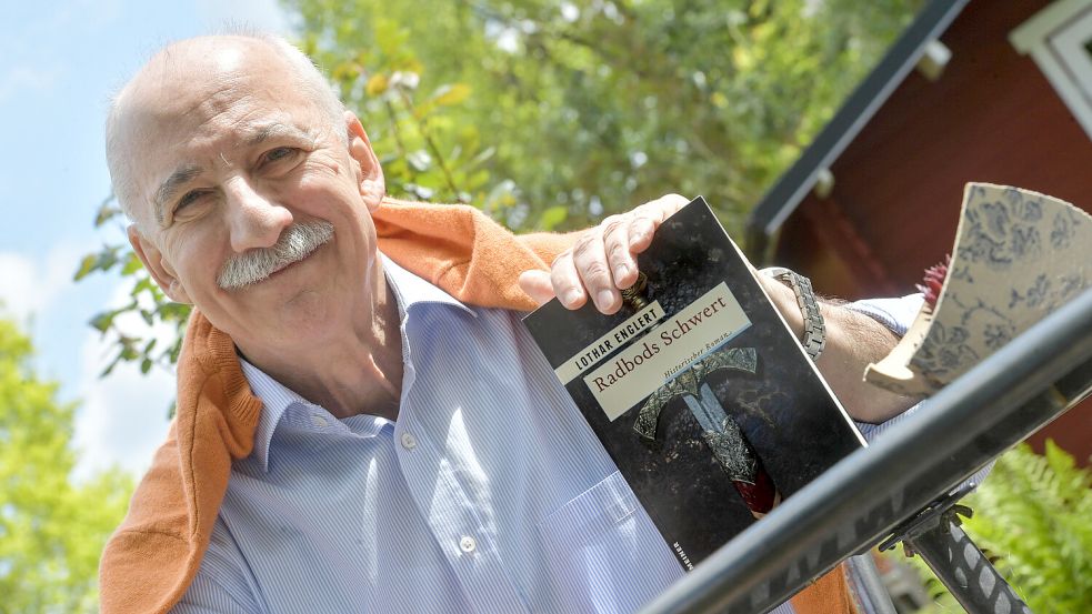 Lothar Englert, Krimiautor aus Aurich, ist regelmäßig bei Lesungen anzutreffen. Foto: Klaus Ortgies/Archiv