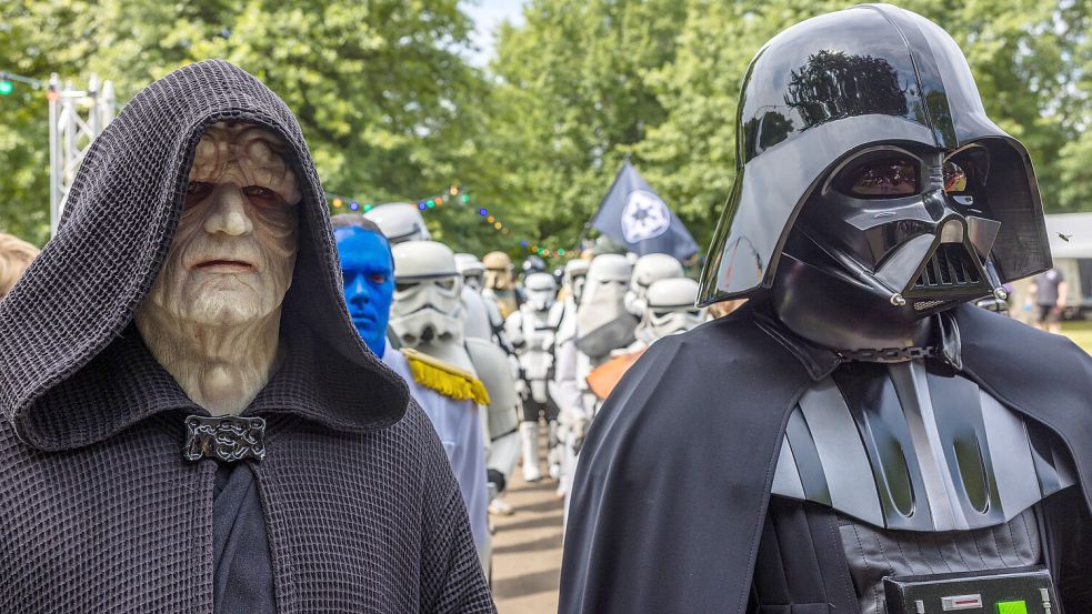 Verkleidungen sind beim „Star-Wars-Reads-Day“ in Leer gern gesehen. Foto: Frank Hammerschmidt/dpa