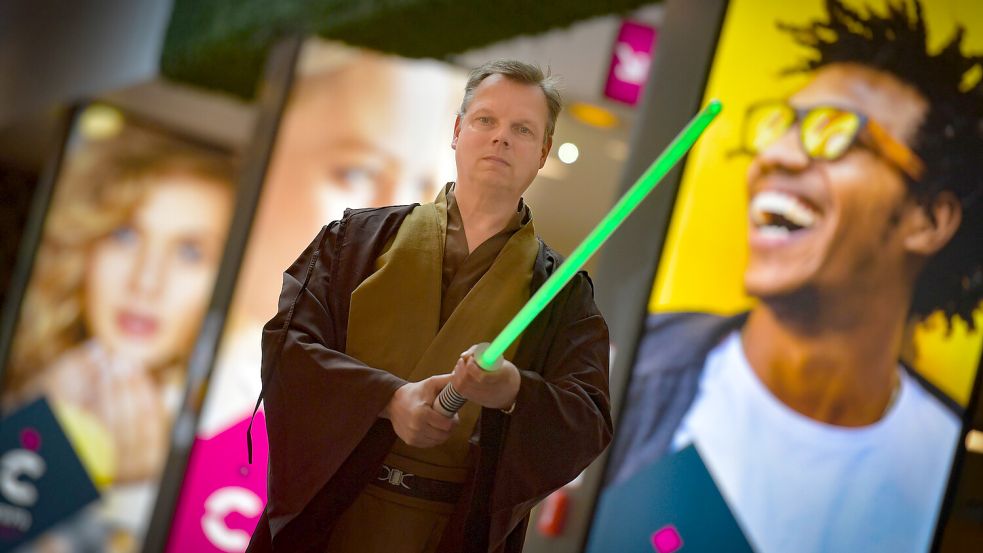 Sternenkrieger können ihre Lichtschwerter am Samstag in Leer schwingen. Foto: Klaus Ortgies/Archiv