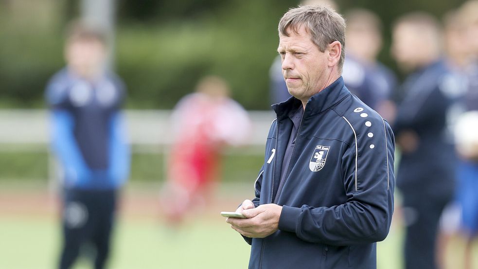 Esens-Trainer Ralf Backhaus hofft darauf, dass seine Mannschaft gegen Vechta selbstbewusst aufspielt. Foto: Jens Doden, Emden