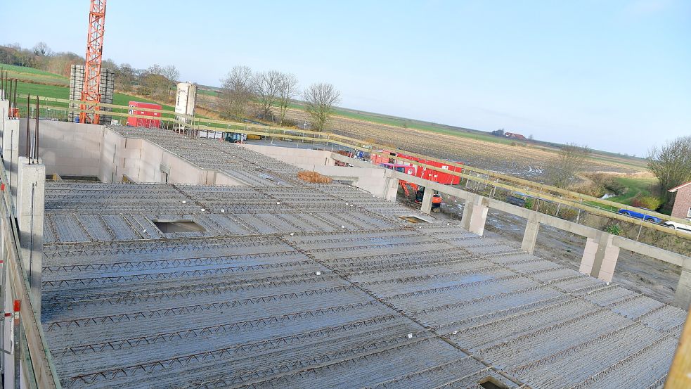 Wo die Eisenbewehrung eingeflochten ist, erfolgt eine normale Betondecke. Der Rest wird "filigran" geschlossen. Foto: Heinz Wagenaar