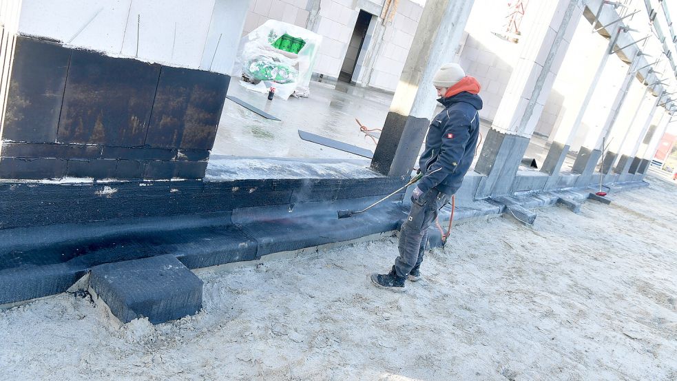 Bitumenbahnen werden als Abdichtung verschweißt. Foto: Heinz Wagenaar