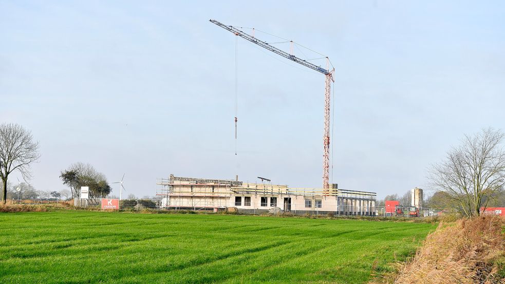 Von weitem sichtbar: In Greetsiel wächst das Feuerwehrhaus nach Plan in die Höhe. Foto: Heinz Wagenaar
