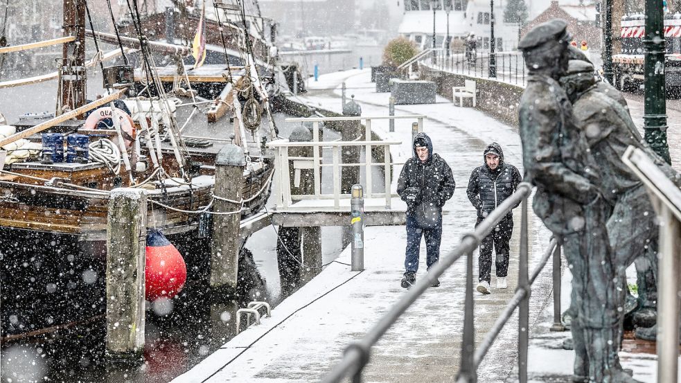 Schneegestöber am Emder Delft: Mancherorts in Ostfriesland fiel am Freitag sogar noch mehr Schnee. Foto: Klaus Ortgies