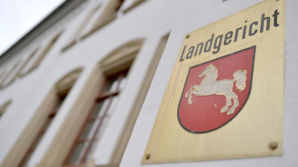 Einem 34-Jährigen aus Hinte wird räuberische Erpressung vorgeworfen. Die Strafsache wird vor dem Landgericht Aurich verhandelt. Symbolfoto: Klaus Ortgies