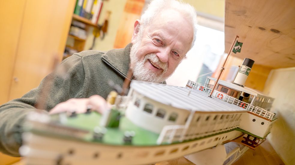 Der Elbdampfer bekommt noch eine passende Beleuchtung. Nebenher wartet schon das nächste Projekt auf Hans Sikura. Foto: Klaus Ortgies