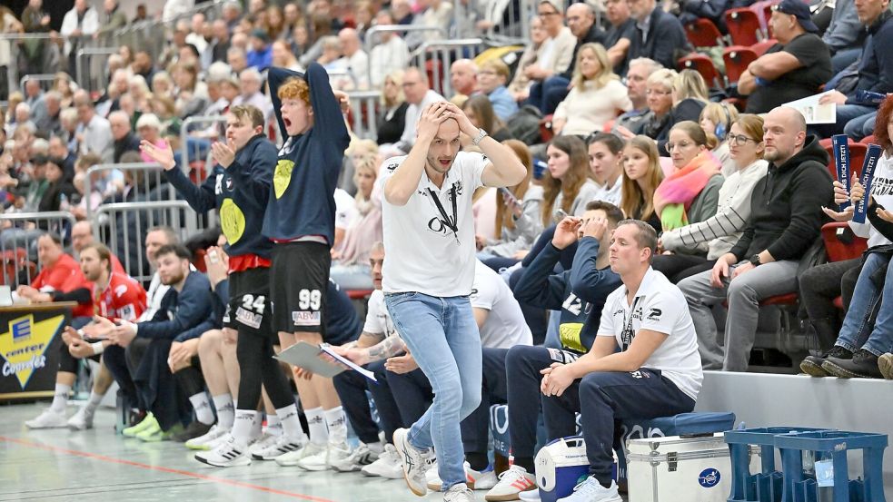 Trainer Sven Suton fieberte wieder kräftig mit. Foto: Jens Doden/ Blomberg