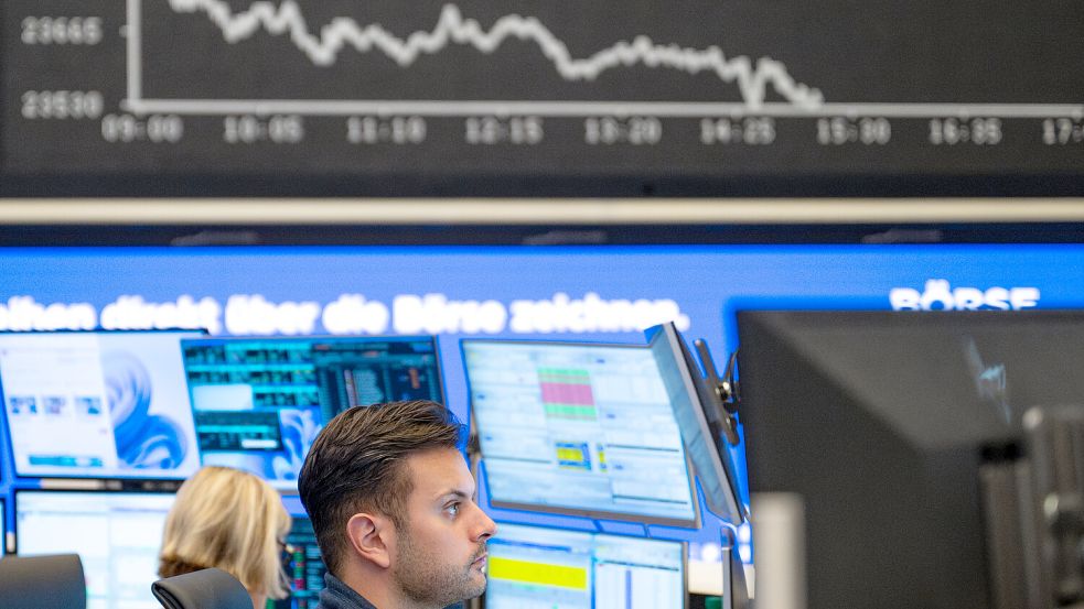 Schwankende Kurse prägen die Finanzmärkte (hier die Frankfurter Börse) – viele Sparer suchen in unsicheren Zeiten nach stabilen und zugleich renditestarken Anlagestrategien. Foto: dpa/Eibner/Florian Wiegand