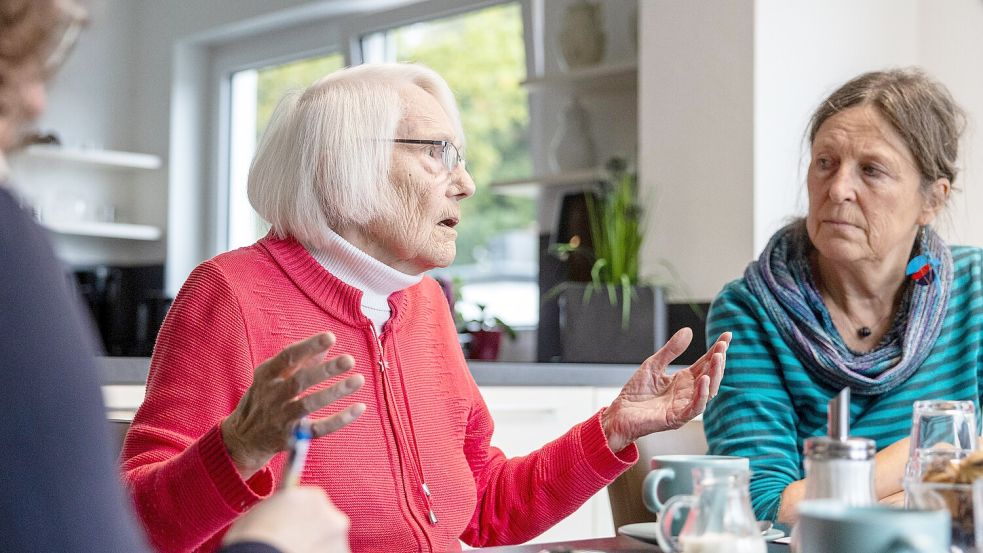 Rosemarie Böhm (92, links) wollte eigentlich ihren Lebensabend in dem Haus verbringen, das ihr Mann 1957 in Osnabrück gebaut hat. Doch dann war der Umzug ins Betreute Wohnen unumgänglich. Christine Reisberg (70) musste ihre Pläne fürs Wohnen im Alter ebenfalls ändern. Foto: Denise Matthey