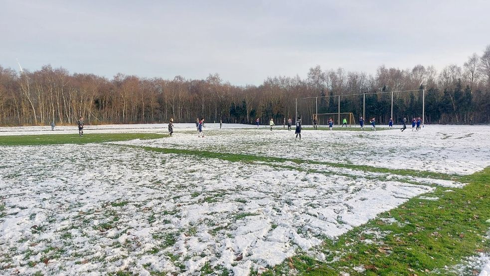 Wenig Grün, viel Weiß: Auf dem B-Platz des SV Hinrichsfehn fand am Samstag das C-Jugend-Spiel der Kreisliga statt. Foto: Privat