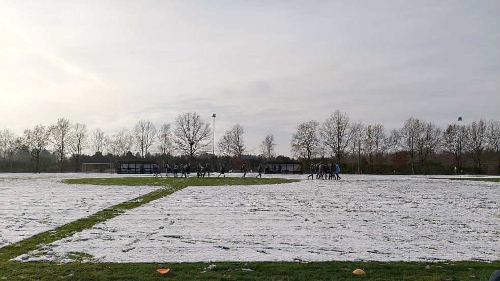 Die fleißigen Helfer hatten den Mittelkreis, die Seitenlinien und die Starfräume freigeschippt, um das Spielfeld zu erkennen. Foto: Privat