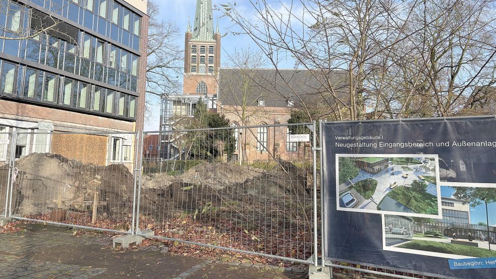 Der Eingangsbereich zum Bürgerbüro in Emden ist seit Jahren eine Baustelle. Jetzt starten Vorarbeiten für den großen Um- und Anbau. Fotos: Mona Hanssen