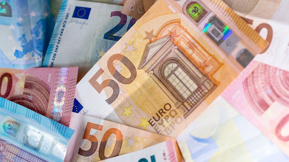 Unter anderem bei der Berechnung der Kreisumlage haben sich neue Zahlen ergeben. Symbolfoto: Monika Skolimowska/dpa/Archiv