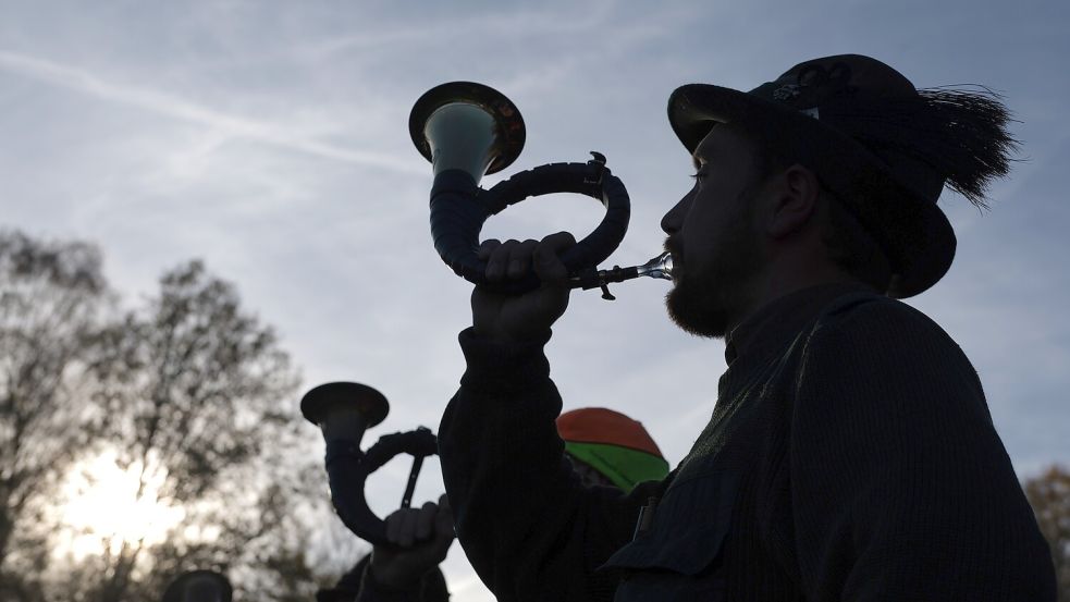 Jagdhornbläser spielen nach einer Treibjagd an der sogenannten Strecke. Foto: Sebastian Willnow/dpa