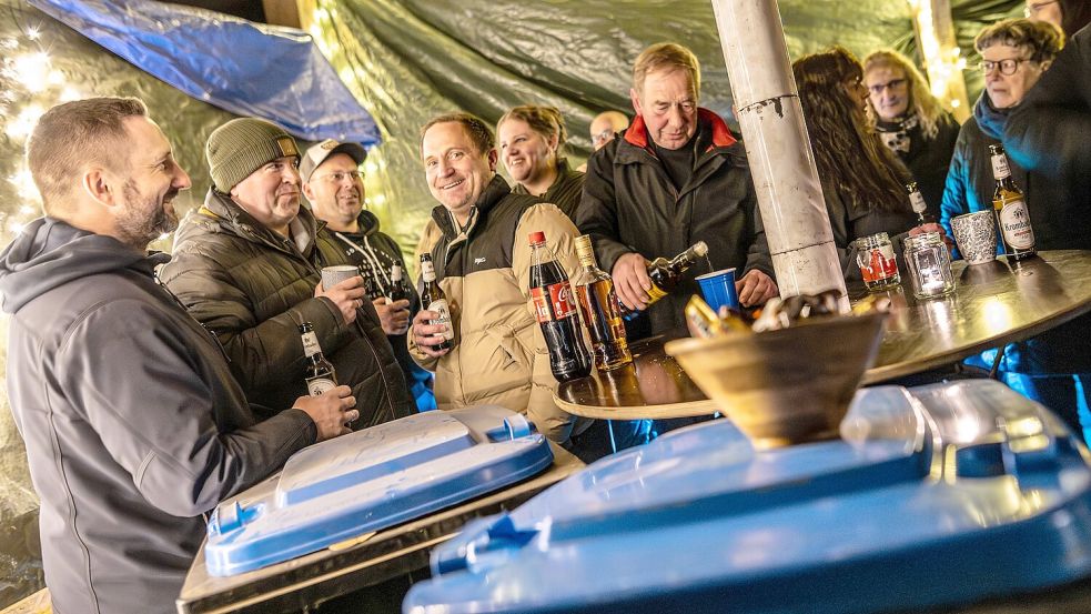 Der Abend, bevor das Altpapier in der Ringstraße geholt wird, ist für die Anwohnerinnen und Anwohner in Stapel besonders. Foto: Klaus Ortgies